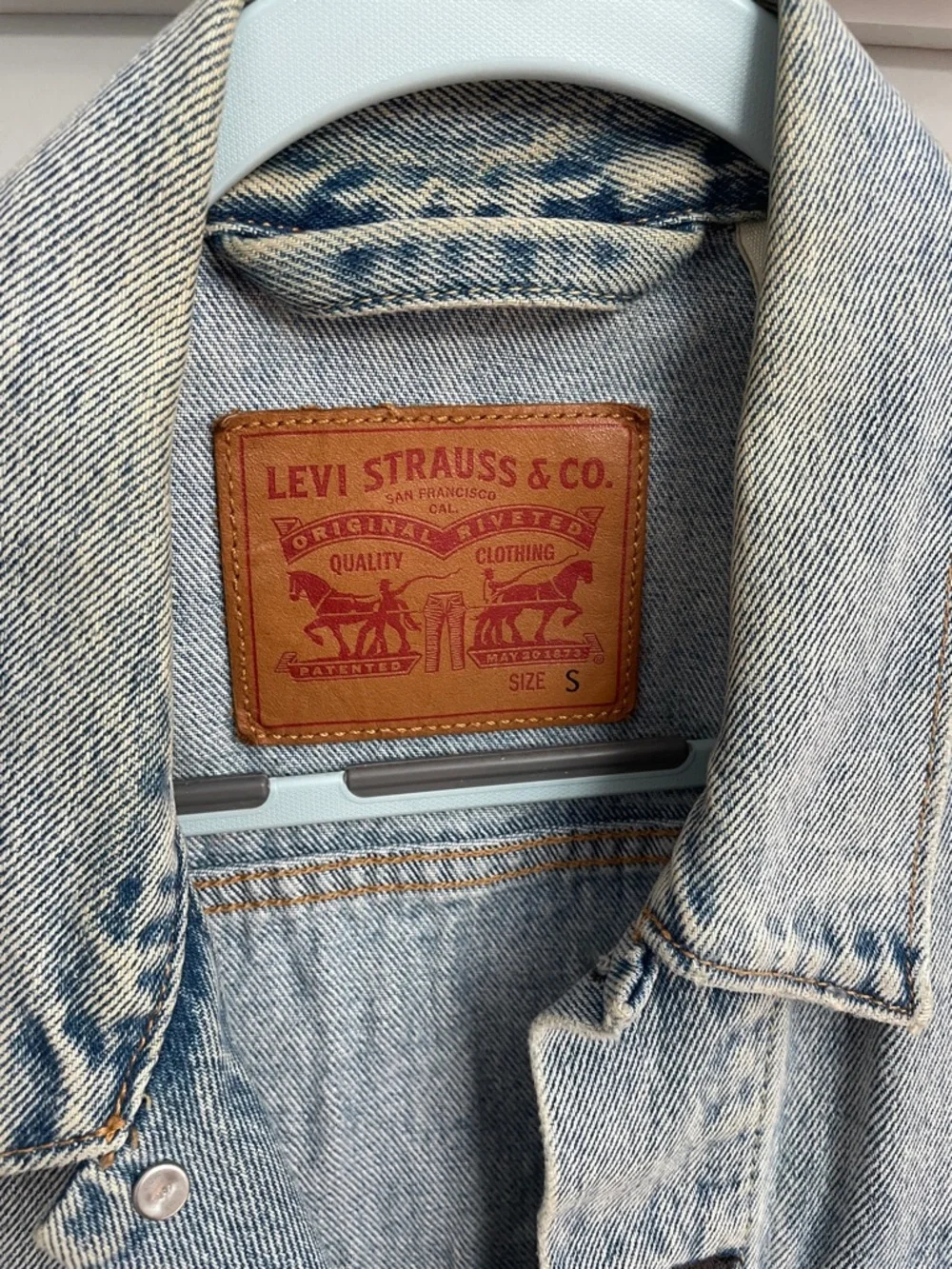 Levi's Light Blue Denim Jacket with Handmade Disney Castle panel - Picture 4 of 5